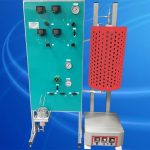 BENALAB tarafından üretilen1000 °C sıcaklık, gaz ve sıvı akışı altında karbonizasyon sistemi, piroliz cihazı. Sistem, quartz bir kolon, hassas sıcaklık kontrol ünitesi ve çıkışında sıvı/gaz ürünlerin yoğuşturulması için birbirine bağlı dört adet cam toplama şişesinden oluşmaktadır.