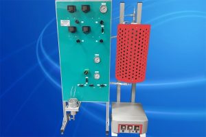 BENALAB tarafından üretilen1000 °C sıcaklık, gaz ve sıvı akışı altında karbonizasyon sistemi, piroliz cihazı. Sistem, quartz bir kolon, hassas sıcaklık kontrol ünitesi ve çıkışında sıvı/gaz ürünlerin yoğuşturulması için birbirine bağlı dört adet cam toplama şişesinden oluşmaktadır.