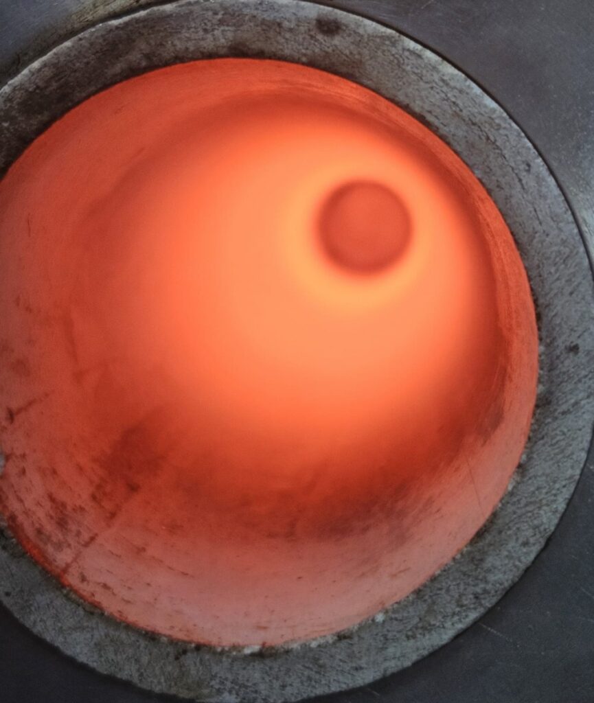BENALAB tarafından üretilen1000 °C sıcaklık, gaz ve sıvı akışı altında karbonizasyon sistemi, piroliz cihazı. Sistem, quartz bir kolon, hassas sıcaklık kontrol ünitesi ve çıkışında sıvı/gaz ürünlerin yoğuşturulması için birbirine bağlı dört adet cam toplama şişesinden oluşmaktadır.